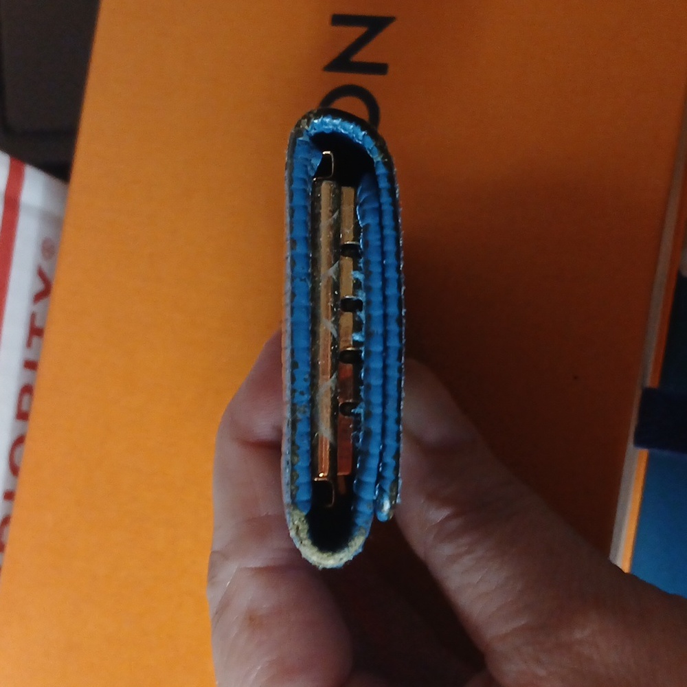Louis Vuitton vintage blue epi 4 key holder - Picture 6 of 6
